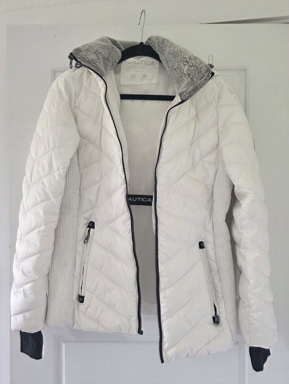 White quilted puffer jacket , Nautica.